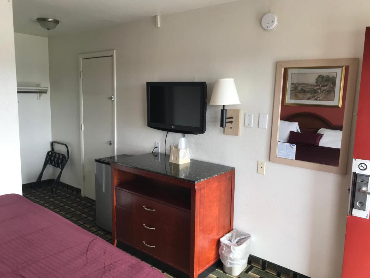 Travel Inn Greensboro Bagian luar foto